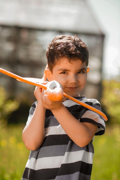 Garçon mignon avec un avion jouet à la ludique