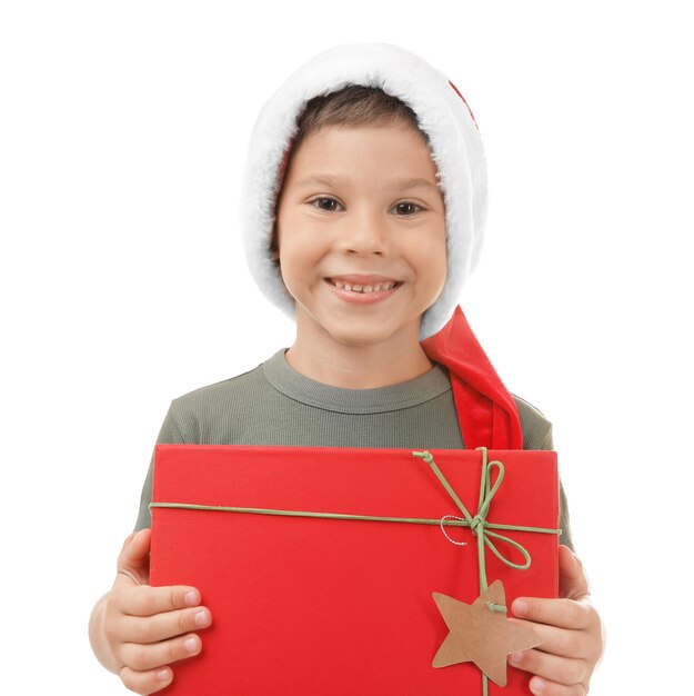 Garçon mignon avec cadeau de Noël sur fond blanc