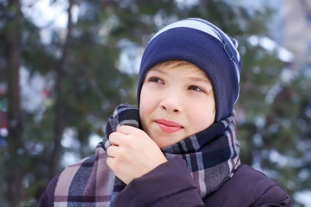 Garçon mignon dans le parc en vacances d'hiver