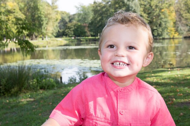 Garçon mignon d'enfant en bas âge dans la forêt d'été