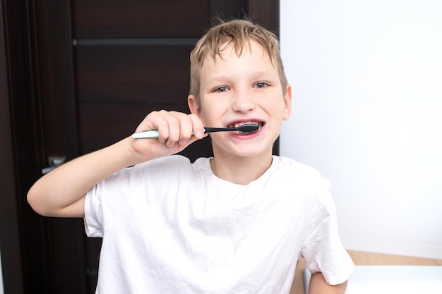 Garçon mignon se brosser les dents