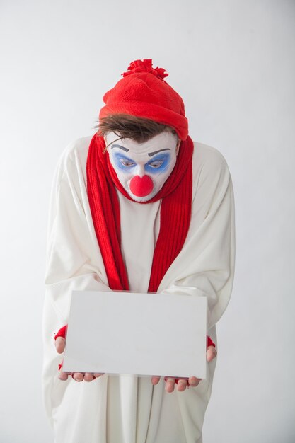 Garçon de mime avec un signe blanc pour l'inscription