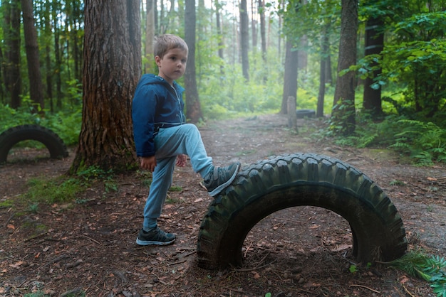 garçon a mis son pied sur la roue. Joue dans le parc et fait du sport