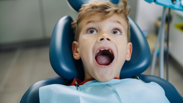 Un garçon montre de la surprise et de l'appréhension dans le fauteuil du dentiste lors d'une visite dentaire de routine
