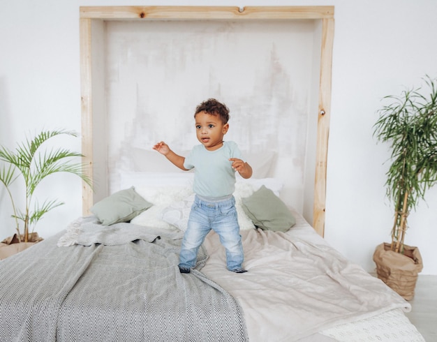 Garçon noir sur le litportrait d'un enfant afro-américain