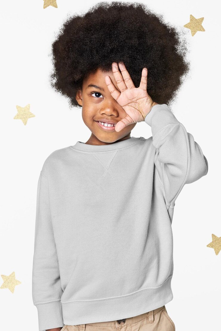 Photo un garçon noir portant un pull png mockup