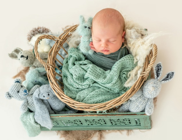 Garçon nouveau-né enveloppé dans une couverture