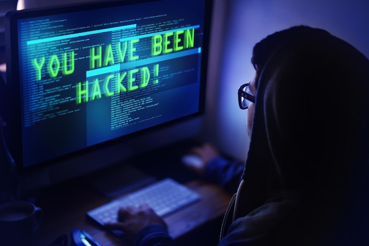Photo garçon nuit et écran d'ordinateur avec logiciel piraté ou virus cybersécurité et échec du code pour le serveur personne masculine technologie de l'information et haute technologie système d'erreur base de données et cybercrime