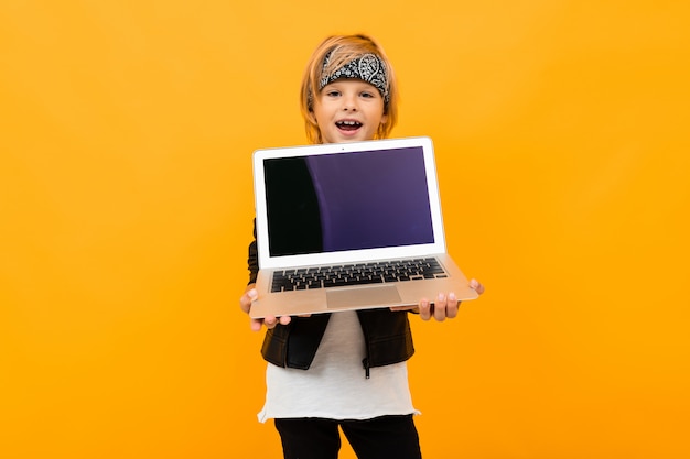 garçon avec ordinateur portable sur orange