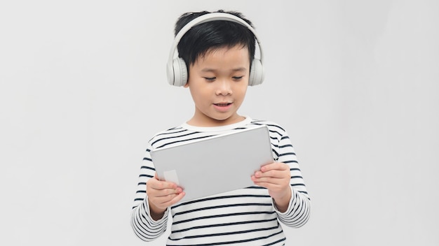 Garçon avec pad électronique et téléphones isolés sur blanc