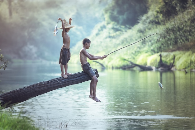 Garçon pêchant à la rivière