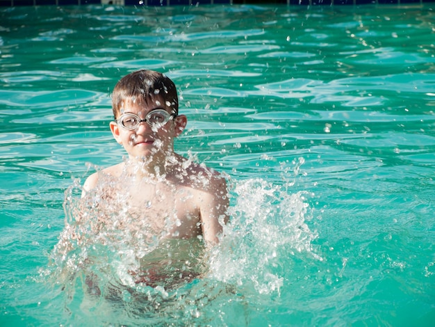 Un garçon à la piscine.