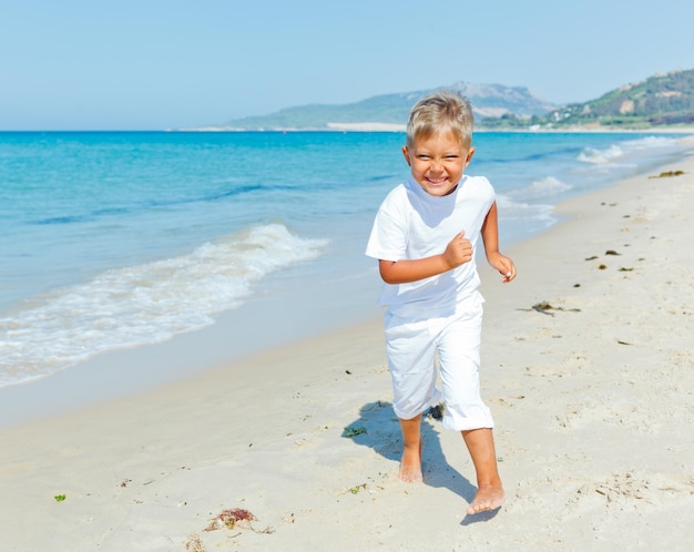 garçon sur la plage