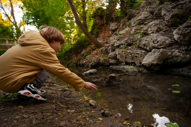 Photo garçon plein coup explorant la nature