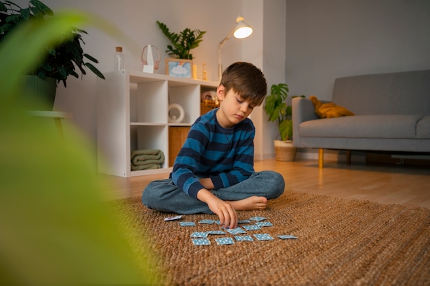 Garçon plein coup jouant au jeu de mémoire