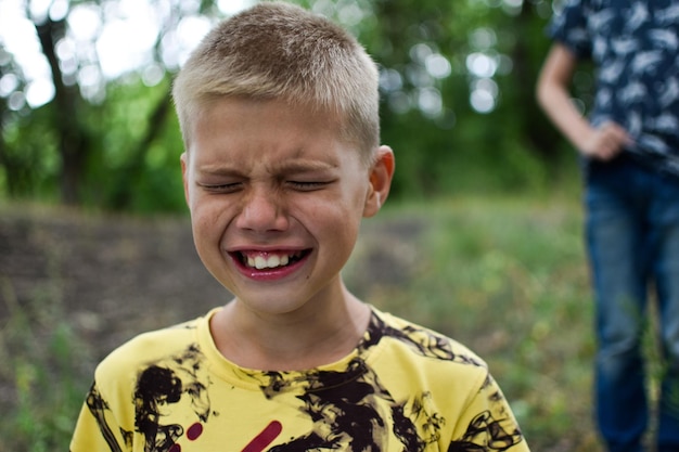 garçon pleure à l'extérieur L'enfant adolescent pleure Fort ressentiment de l'enfant