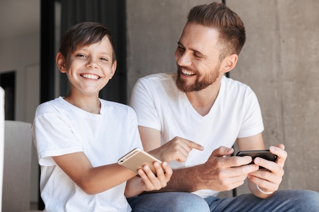 Garçon pointant vers le téléphone du père