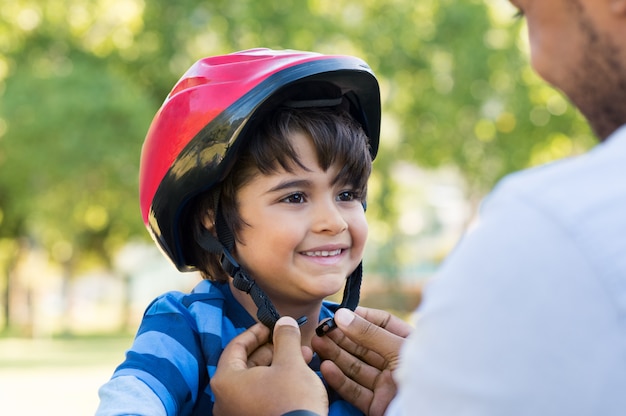 Garçon portant un casque de vélo