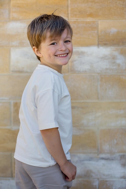 Photo un garçon portant une chemise blanche qui dit 