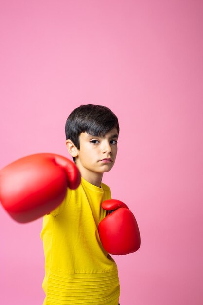 Garçon portant des gants de boxe jetant un coup de poing