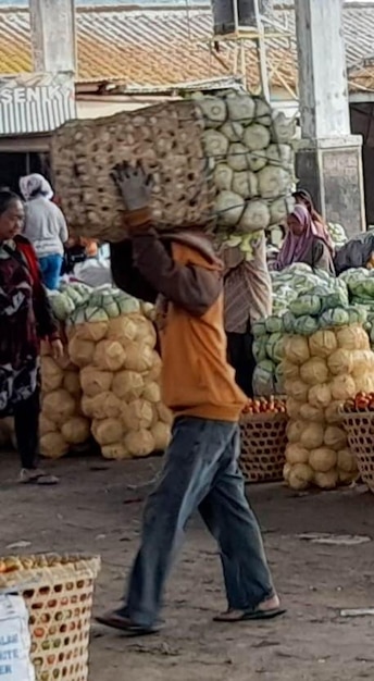 un garçon portant un grand sac de chou sur la tête