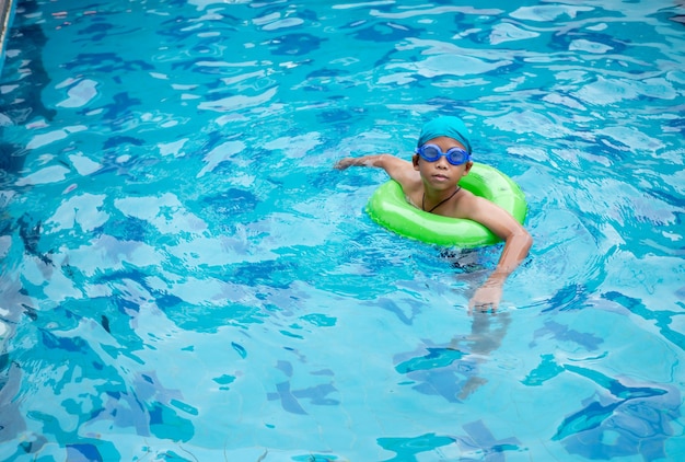 Garçon pratiquant la natation dans la piscine