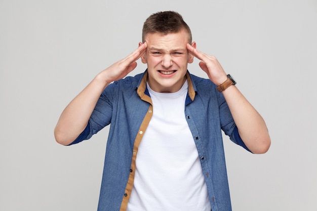 Le garçon a un problème ou un tir à l'intérieur du stress