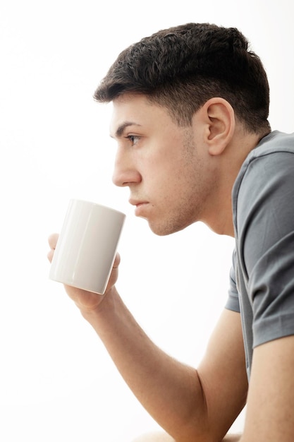 Garçon de profil avec une tasse de café