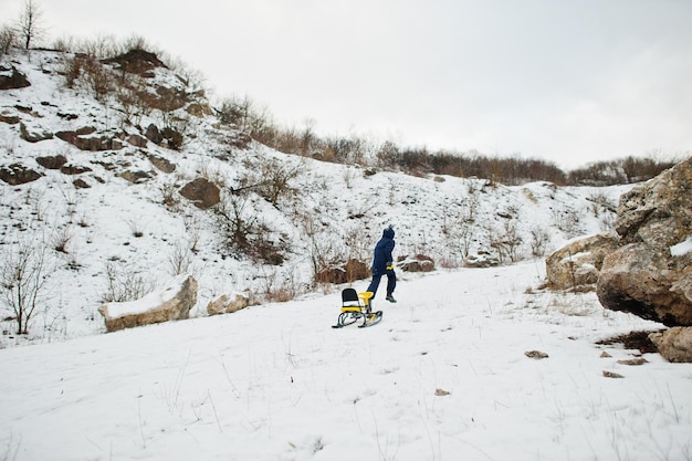 Garçon profitez d'une promenade en traîneau. Luge d'enfant. Enfant faisant du traîneau en hiver.