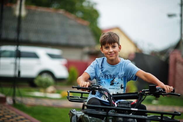 Garçon en quad ATV fourwheller