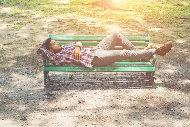 Photo un garçon qui dort dans le parc.