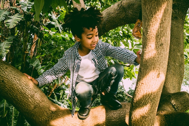 Photo un garçon qui joue dans le parc.