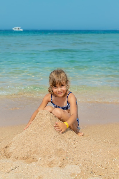 Photo un garçon qui joue sur la plage.