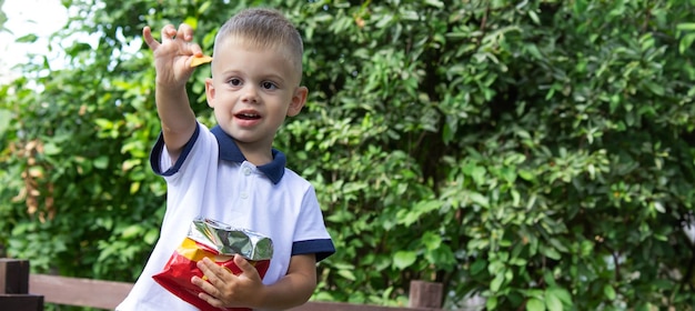 garçon qui mange des chips de pommes de terre Focus sélectif Nature