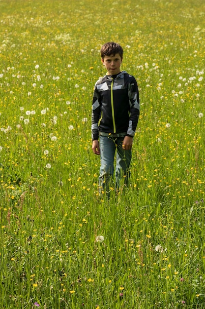 Photo un garçon qui marche sur des plantes