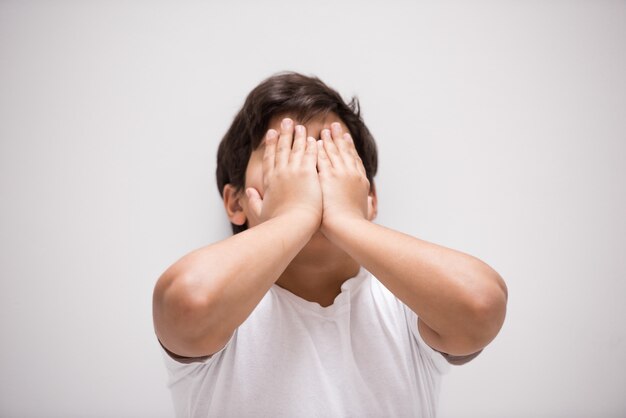 Un garçon qui pose en studio