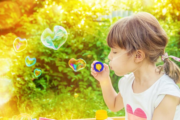 Photo le garçon qui souffle des bulles