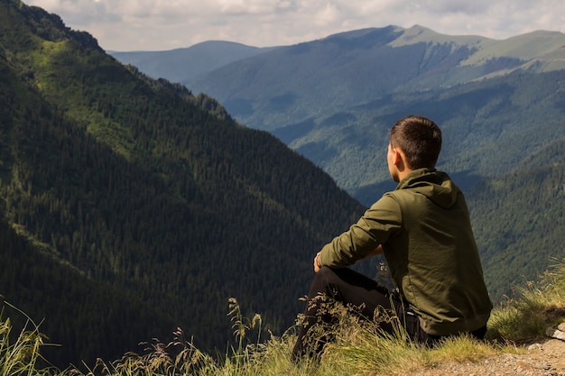 Le garçon regarde dans les montagnes, voyage dans les montagnes, transfagarasan