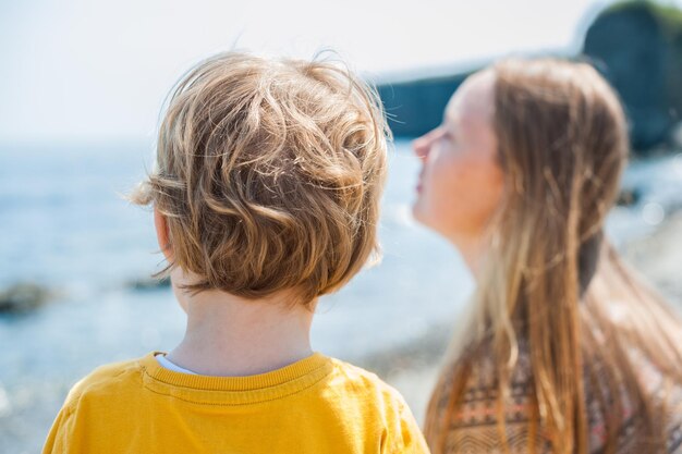 Le garçon regarde la mer