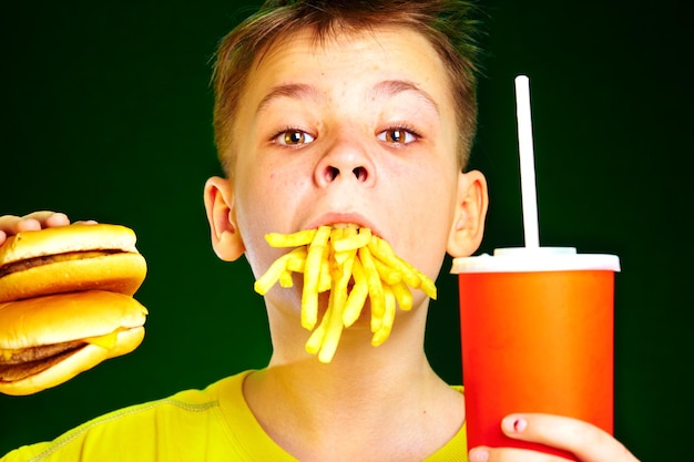 Photo garçon avec repas dans la bouche