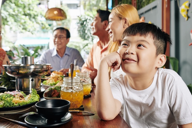 Garçon Rêveur à La Fête De Famille