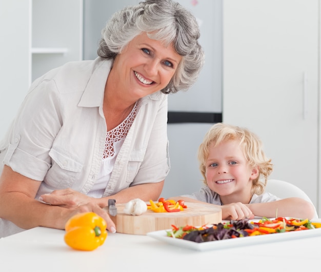 Garçon et sa grand-mère en regardant la caméra