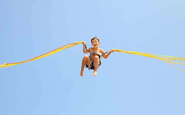 Garçon sautant sur trampoline