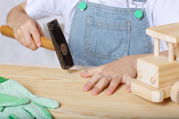 Garçon de six ans avec ensemble d'outils. Fermer