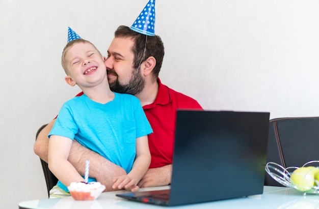 Photo un garçon et son père célèbrent un anniversaire