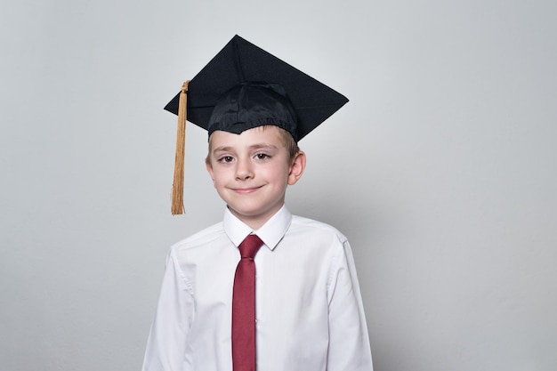 Garçon souriant au chapeau d'étudiant Concept éducatif pour enfants École secondaire Junior High School