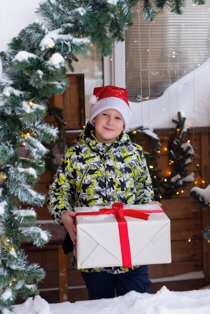 Un garçon souriant et un cadeau de Noël Noël Fêtes et événements