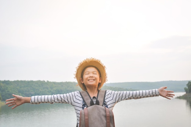 Photo un garçon souriant debout contre le ciel