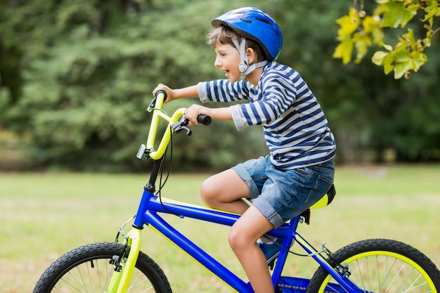 Garçon souriant, faire du vélo