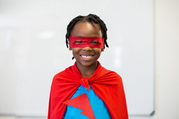 Photo garçon souriant, faisant semblant d'être un super-héros